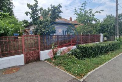 Casă individuală cu 3 camere cu Canalizare în Est