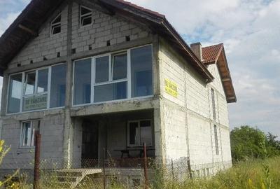 Casă cu 9 camere cu Teren 500 Mp în Vulcan