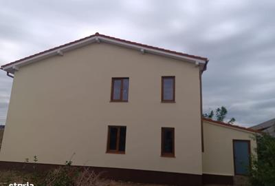 Casă cu 4 camere în Lazu