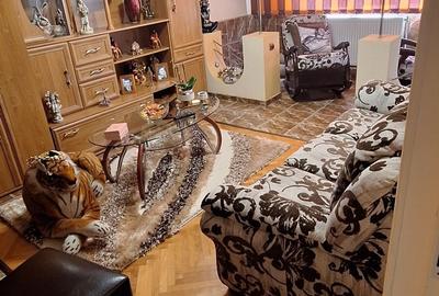 Apartament cu 3 camere decomandat în Exterior Vest