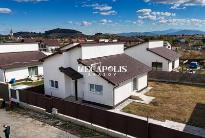 Casă individuală cu 3 camere cu Canalizare în Sânpetru