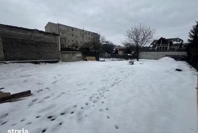 Teren de 350 mp, în Tractorul