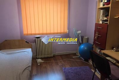 Apartament cu 4 camere decomandat în Cetate