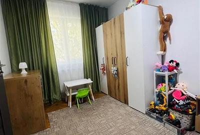 Apartament cu 3 camere semidecomandat, mobilat în Circumvalațiunii