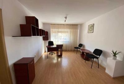 Apartament cu 2 camere semidecomandat, mobilat în Centrul Civic