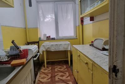 Apartament cu 3 camere semidecomandat în Iancului