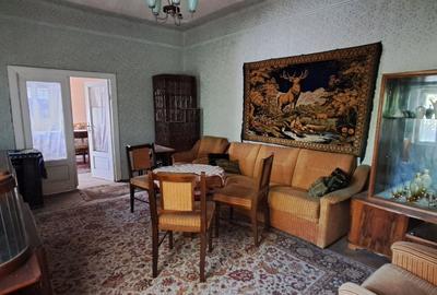 Casă cu 3 camere în Central