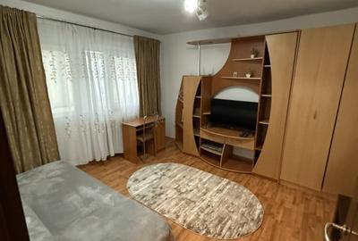 Garsonieră decomandată, mobilată în Rovine
