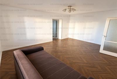Apartament cu 3 camere semidecomandat în Tractorul