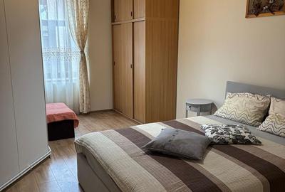 Casă cu 7 camere cu Teren 493 Mp în Central