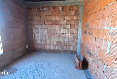 Casă cu 4 camere decomandat cu Canalizare în Nufărul