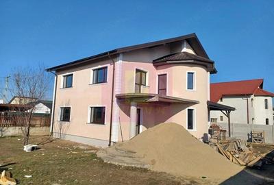 Casă cu 5 camere cu Teren 576 Mp în Săbăreni