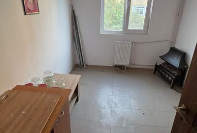 Apartament cu 3 camere semidecomandat în Km 5