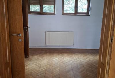 Casă individuală cu 6 camere cu Canalizare în Central - 4