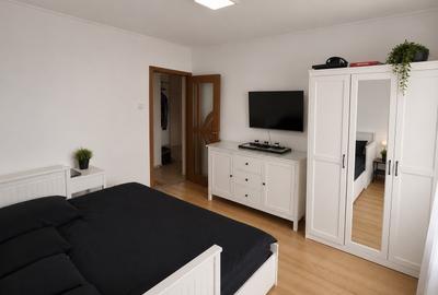 Apartament cu 4 camere semidecomandat, mobilat în Apărătorii Patriei