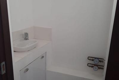 Apartament cu 4 camere decomandat în Romană