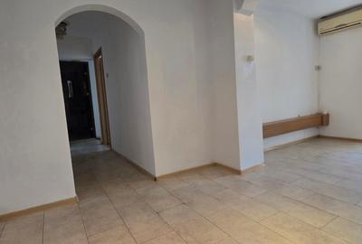 Apartament cu 3 camere decomandat în Micro 6 - 10
