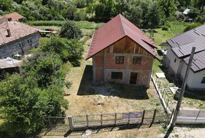 Casă individuală cu 4 camere cu Canalizare în Merișani - 1
