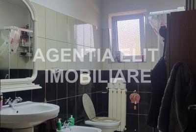 Casă cu 7 camere cu Teren 500 Mp în Central
