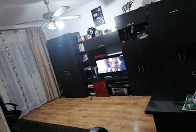 Apartament cu 3 camere decomandat în Între Lacuri