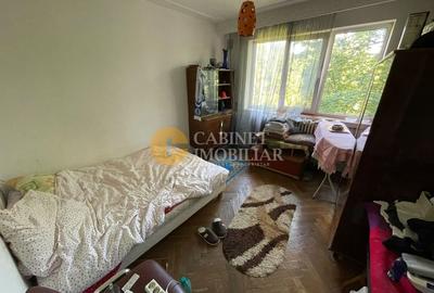 Apartament cu 3 camere semidecomandat în Tătărași