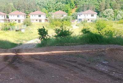 Teren de 1400 mp, în Luna - 8