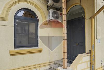 Casă cu 7 camere cu Teren 240 Mp în Tei