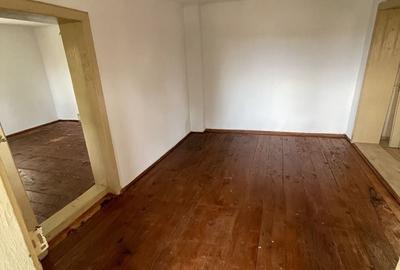 Casă cu 4 camere în Domnești