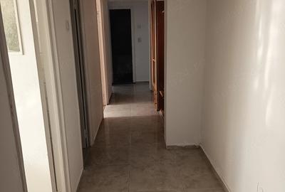 Apartament cu 3 camere decomandat în Tractorul - 1