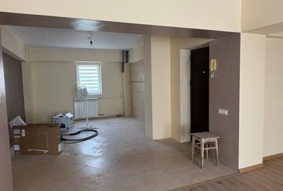 Apartament cu 4 camere decomandat în Capitol