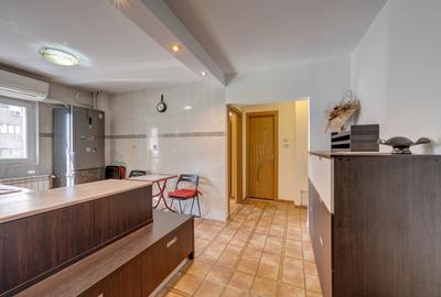 Apartament cu 3 camere decomandat, mobilat în Decebal