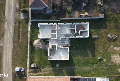 Casă cu 4 camere cu Teren 2653 Mp în Pecica