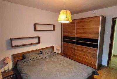 Apartament cu 3 camere semidecomandat, mobilat în Tei