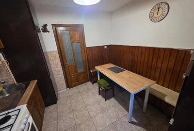 Apartament cu 4 camere decomandat în Dâmbovița