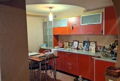 Apartament cu 3 camere decomandat în Găvana