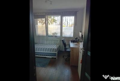 Apartament cu 3 camere semidecomandat în Colentina