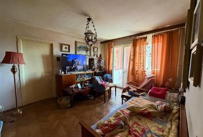 Apartament cu 3 camere semidecomandat în Podu Roș