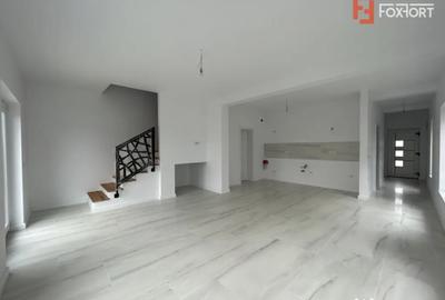 Casă cu 5 camere cu Teren 254 Mp în Ghiroda