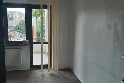 Apartament cu 5 camere decomandat în Romană