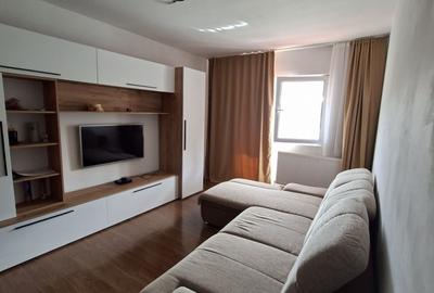 Apartament cu 3 camere decomandat în Petros