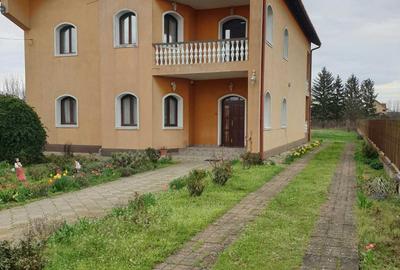 Casă cu 4 camere decomandat în Central
