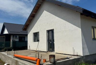 Casă individuală cu 3 camere cu Canalizare în Clinceni