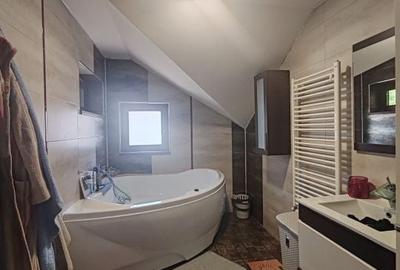 Casă cu 5 camere cu Teren 765 Mp în Valea Borcutului