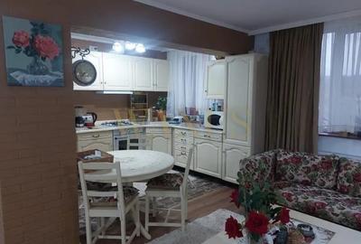 Apartament cu 4 camere decomandat, mobilat în Decebal