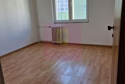 Apartament cu 3 camere decomandat în Vitan