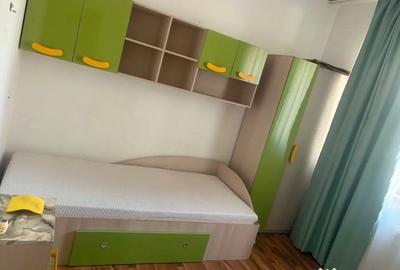 Apartament cu 3 camere semidecomandat în Rahova