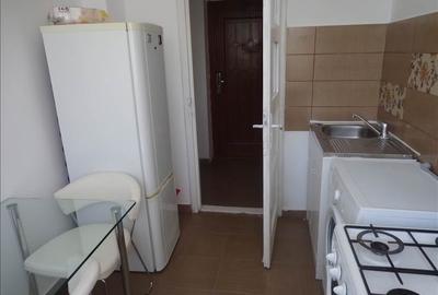 Apartament cu 3 camere semidecomandat, mobilat în Medicină