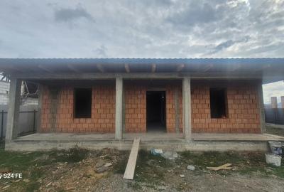 Casă cu 3 camere cu Teren 740 Mp în Dumbrava Roșie