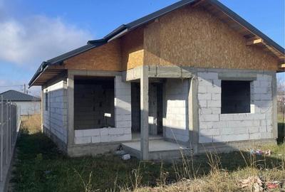 Casă cu 3 camere în Moimești