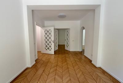 Apartament cu 3 camere semidecomandat în Capitale